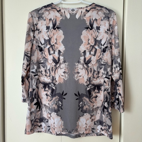 🎉4/30$🎉 Suzy Shier Floral Mirror Blouse – Size Medium - Picture 4 of 4